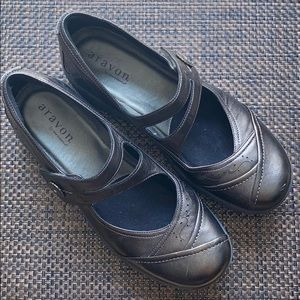 Aravon by New Balance velcro close Mary Jane shoe